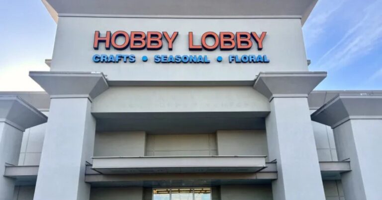 Is hobby lobby open on New Year's Day